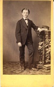 Kind mit Säule Greiner.jpg