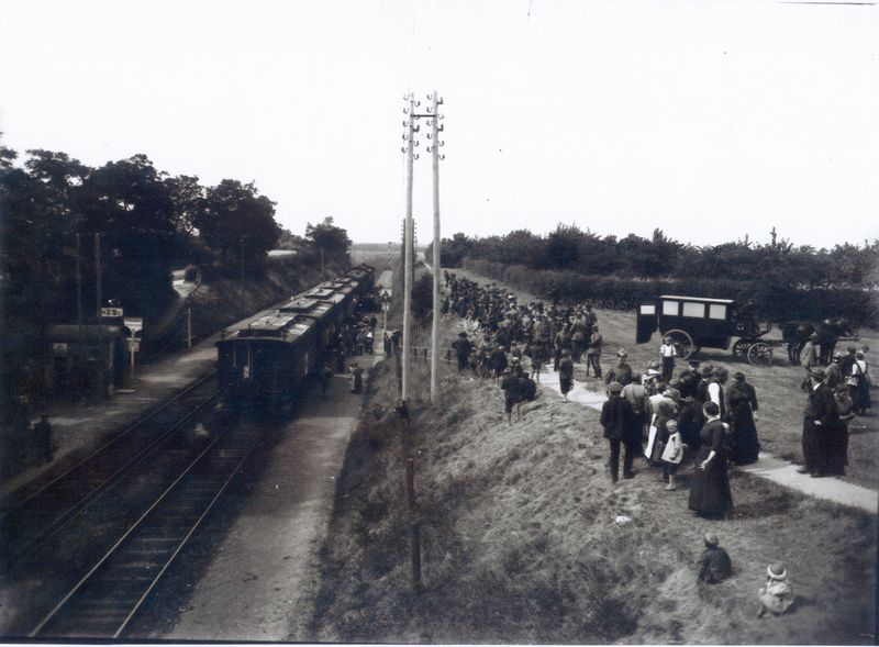Datei:Lazarettzug Haltepunkt Unterfarrnbach, 1916.jpg