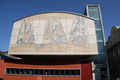 Die Staatliche Berufsschule I Fürth in der Fichtenstraße mit Wandmosaik <i>"Berufe"</i>, Carrara Marmor,  / , von der <a class="mw-selflink selflink">Turnstraße</a> aus betrachtet, 2017