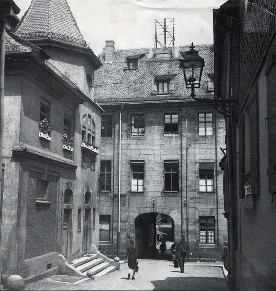 Datei:Geleitsgasse mit Durchgang.jpg
