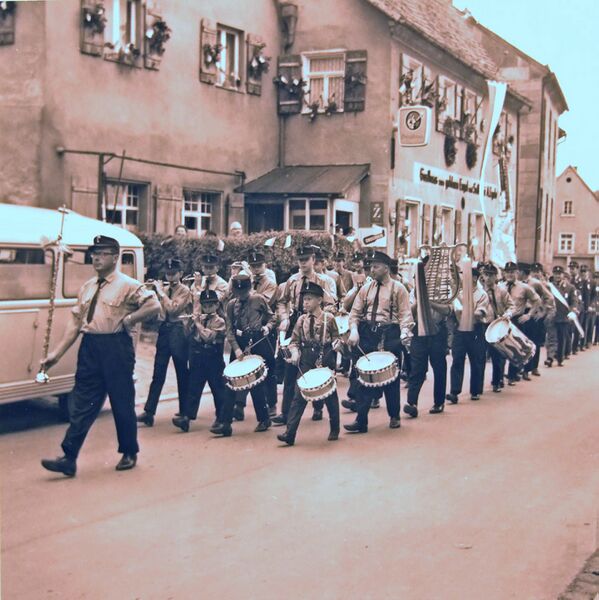 Datei:Brückenstraße Umzug der Sanitäter.jpg
