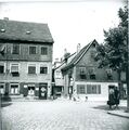Löwenplatz; Bergstraße 2 (links), Beginn Staudengasse, Mohrenstraße 32 (rechts), 1952
