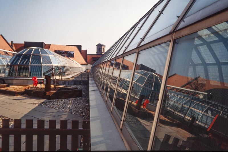 Datei:NL-FW 05 0345 KP Schaack City Center Dachgarten 20.3.1990.jpg