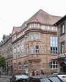 Die Volkshochschule in der Hirschenstraße, Juli 2018 <span class="smw-highlighter" data-type="8" data-state="inline" data-title="Hinweis" title="Urheber: Robert SollnerErstellungsdatum: 21. Juli 2018Lizenz: cc-by-sa-3.0"><span class="smwtticon note"></span><span class="smwttcontent">Urheber: Robert Sollner<br>Erstellungsdatum: <!--LINK'" 0:15--> <!--LINK'" 0:16--><br>Lizenz: cc-by-sa-3.0</span></span>