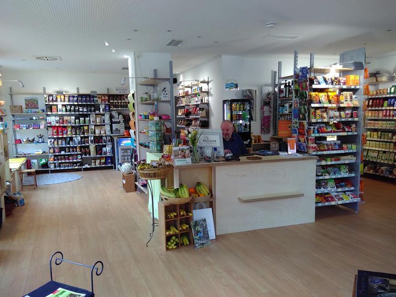 Datei:Weltladen Verkaufsraum 4.jpg