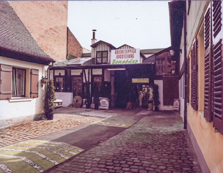 Datei:BONAKDAR 011 Hof 1.jpg