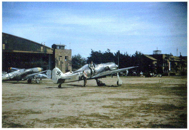 Datei:Flughafen Atzenhof Mai 1945.jpg