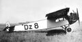 Foto der Fokker F III Dz-8. Am Rumpf findet sich der Taufname „Fürth“. Das Kranichsymbol am Seitenleitwerk deutet auf die Deutsche Luft Hansa AG hin.
