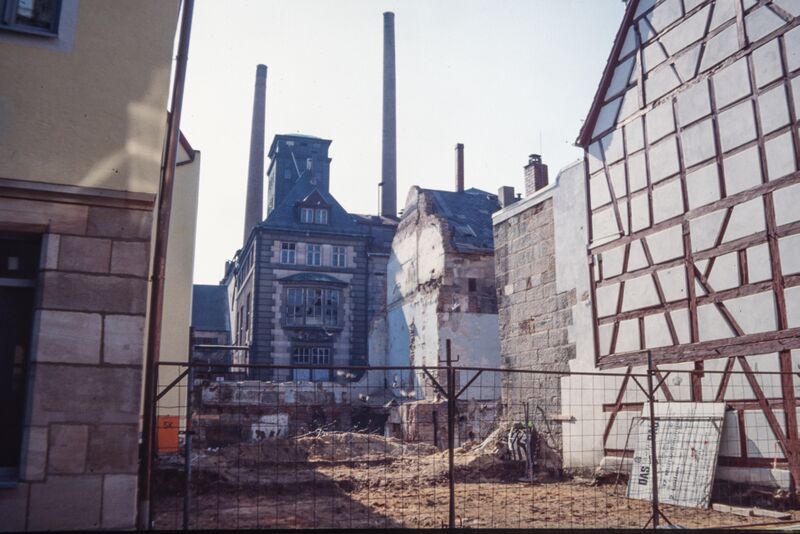 Datei:NL-FW 05 0249 KP Schaack Wasserstraße rechts CatchUp Durchblick Sudhaus Grüner Bräu 17.3.1990.jpg