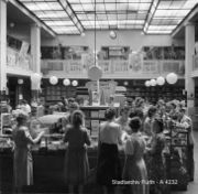 Verkaufsraum mit Lichthof 1950.jpg