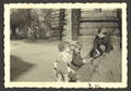 Rainer Appel mit Kindern an der Westseite der Villa mit Blick zur <!--LINK'" 0:16-->. Haupteingang mit Treppenturm. März 1941