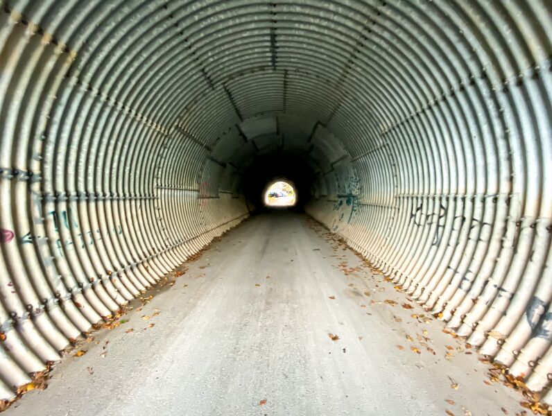 Datei:Grenzstraße Tunnelunterführung (Zirndorfer Straße).jpg