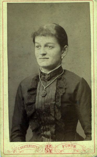 Datei:Kantenseter Frau mit Kette.jpg