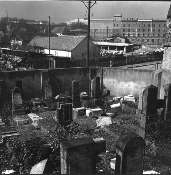 Datei:Alter jüd. Friedhof nach 9. November.1938..png