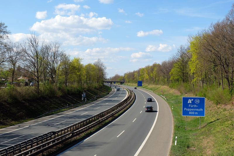Datei:Frankenschnellweg mit Roßbrücke April 2020.jpg