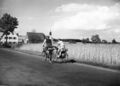Radfahrer am Ortseingang von <a class="mw-selflink selflink">Mannhof</a> von <!--LINK'" 0:74--> kommend. Im Hintergrund die <!--LINK'" 0:75-->, 1935