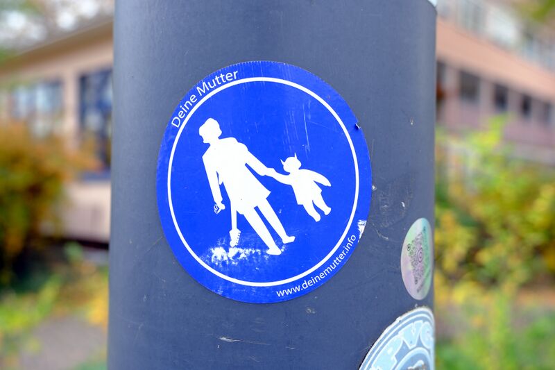 Datei:Aufkleber Deine Mutter Nov 2025.jpg