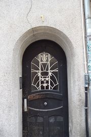 Haustür Ludwig-Erhard-Straße 1.jpg