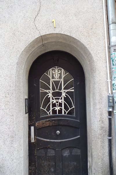 Datei:Haustür Ludwig-Erhard-Straße 1.jpg