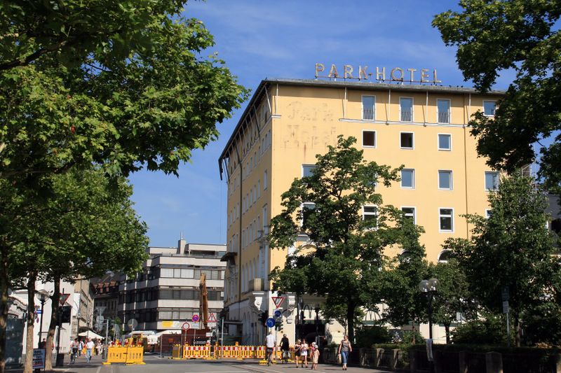 Datei:Parkhotel Abrissarbeiten 2013.jpg