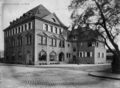 Ehemaliges Verwaltungsgebäude der Stadtwerke, bestehend aus den Gebäuden Ottostraße 27 und Theresienstraße 9, von der Theresienstraße aus gesehen. Um 1920