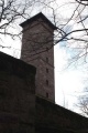 Der Turm der Alten Veste hinter seinem Verteidigungswall.