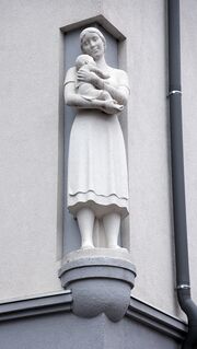 Buschingstr. 9 Steinplastik.JPG