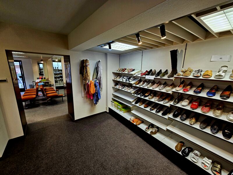 Datei:Schuhhaus Oehrlein VerkaufsraumII.jpg