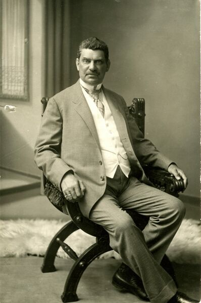 Datei:Alfred Nathan, 1910, JMF .jpg