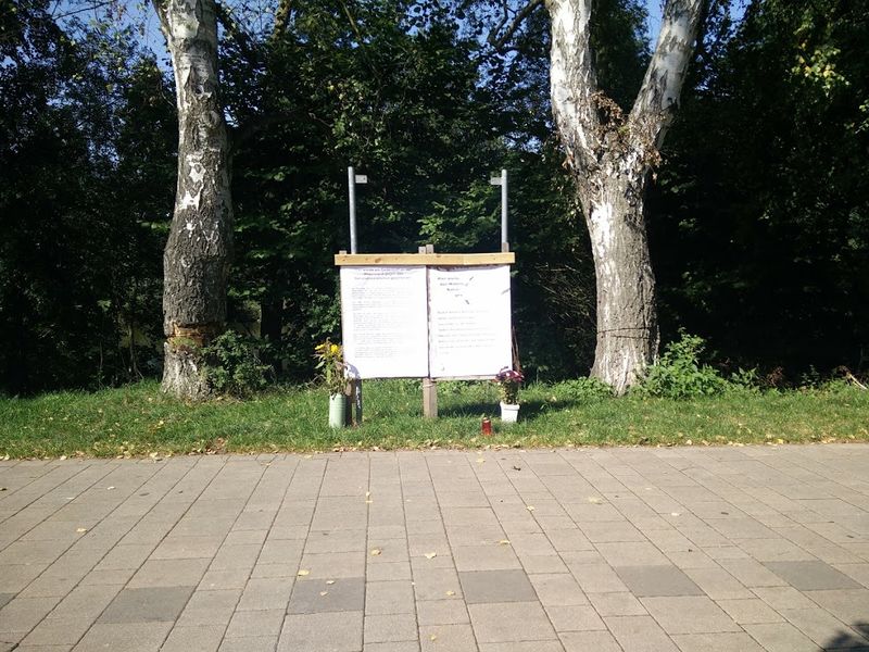 Datei:GedenktafelBenario170904 Bäume.jpg