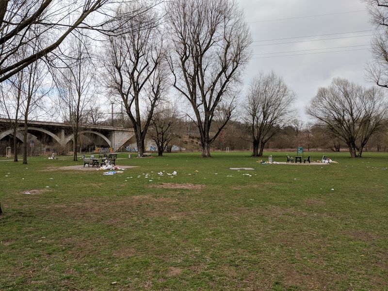 Datei:Grillplatz Siebenbogenbruecke Muell 3.jpg