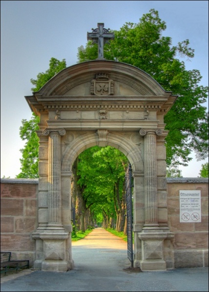 Datei:Hauptfriedhof Eingang Friedenstraße.jpg