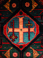 Das  Medaillon des Altarteppichs mit dem Siegel von St. Peter und Paul: das Kreuz mit Schlüssel und Schwert