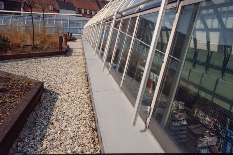 Datei:NL-FW 05 0344 KP Schaack City Center Dachgarten 20.3.1990.jpg