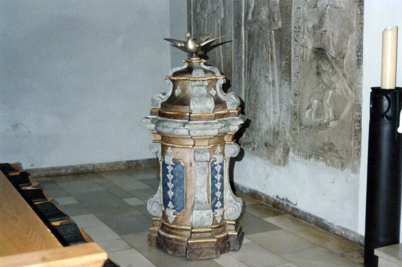 Datei:St Johannis Taufstein ca 1980.jpg