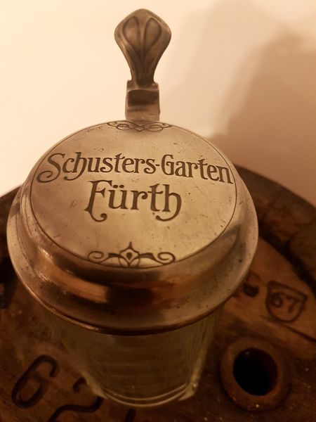 Datei:Bierkrug Schusters-Garten.jpg