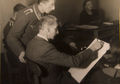 Kunstlehrer Karl Hemmerlein (sitzend) beim Kunstverein Thorn im Kursus "figürliches Zeichnen", Aufnahme Dezember 1941