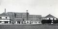 Bau des Klinikum Fürth auf der Schwand mit den beiden Beamtenhäusern im Vordergrund, ca. 1930