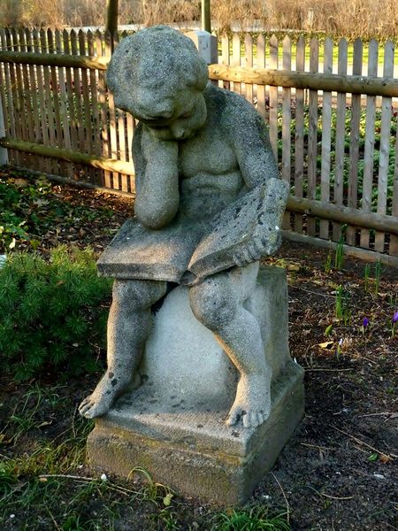 Datei:Lesender Knabe Stadtpark.jpg