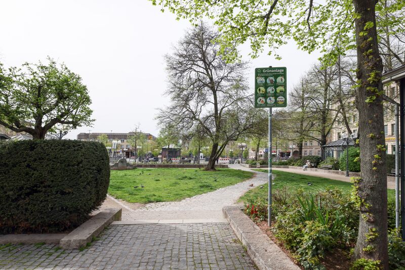 Datei:Bahnhofplatz Ostseite April 2024.jpg