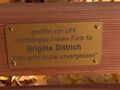 Nahaufnahme des Schildes der Bank für Brigitte Dittrich, gestiftet im Herbst 2018