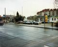 Die ehem. SB billiger Tankstelle mit Waschanlage, Europcar Autoverleih und Garagen - vor dem damals neu errichteten Seniorenwohnheim Kursana, März 1992