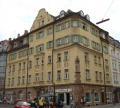 Flößausstr. 60, Ecke Steubenstr., erbaut 1909, in Baldachinnische mit Standbild Ludwig II.
