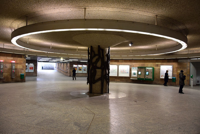 Datei:Hauptbahnhof U-Bahnverteiler Kunst.jpg