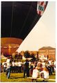 Menschenmenge auf Pegnitzwiesen vor Heißluftballon 1984