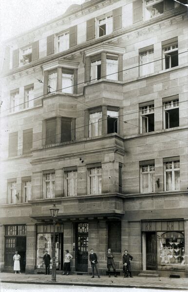 Datei:AK Schwabacher Straße 57 ngl 1930.jpg