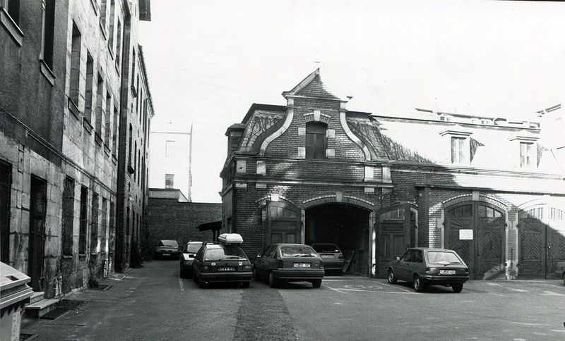 Datei:FN Hinterhof Garage 1990er.jpg