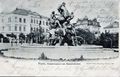 Alte Ansichtskarte des Centaurenbrunnen, im Hintergrund die Sahlmannvilla und das Gebäude Bahnhofplatz 6, gel. 1899