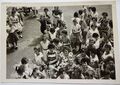 Foto vom Sportfest der ehem. <!--LINK'" 0:17--> von 1960 im Pausenhof vor der Turnhalle.