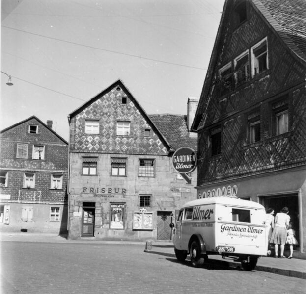 Datei:Mohrenstraße 4 (Gardinen Ulmer), 6 (Friseur Meyer), 8 (Gemüse- und Lebensmittel Hanusel), 5.8.1952.jpg